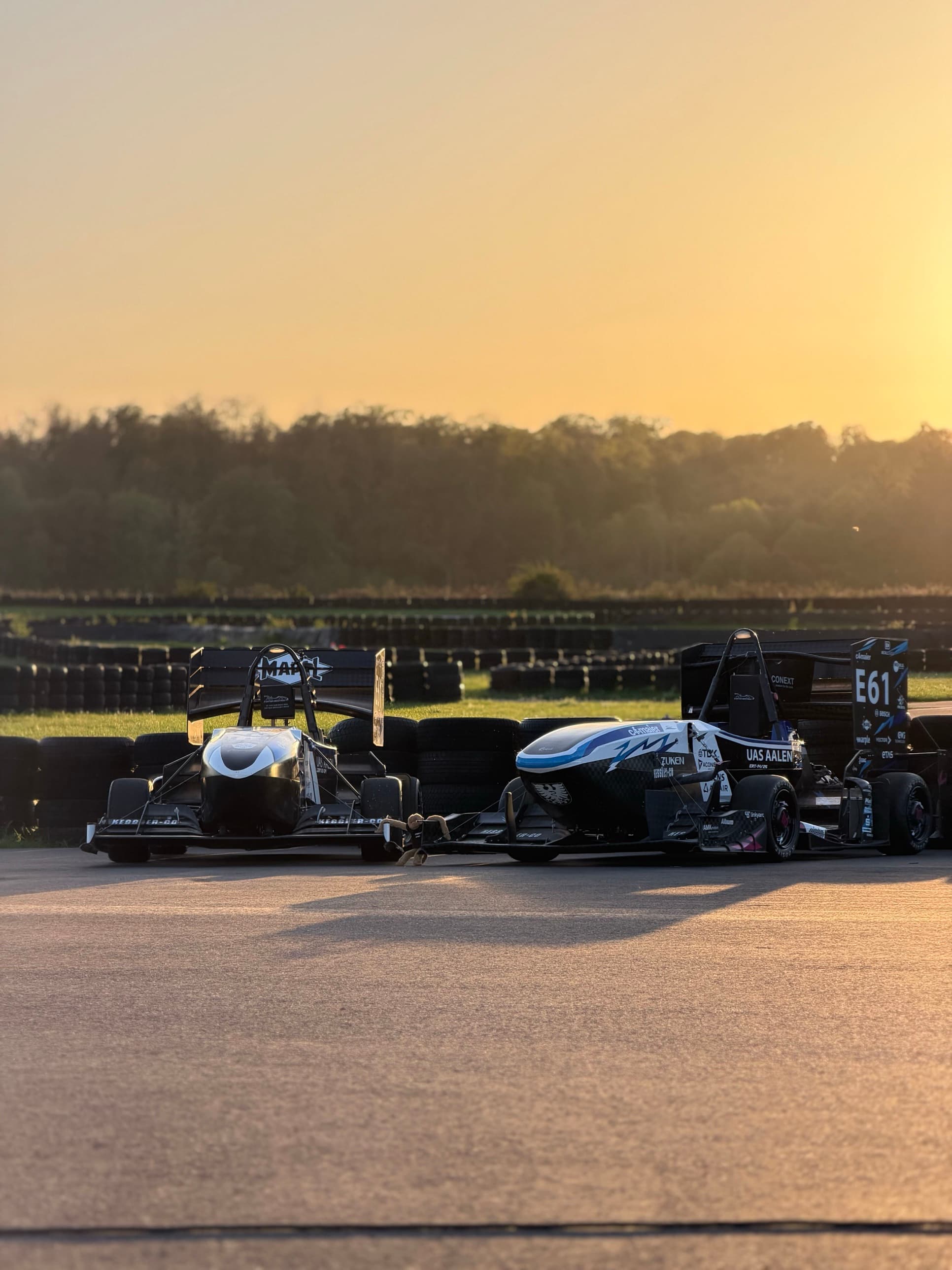 E61 und MAP1 bei Sonnenuntergang auf der Rennstrecke